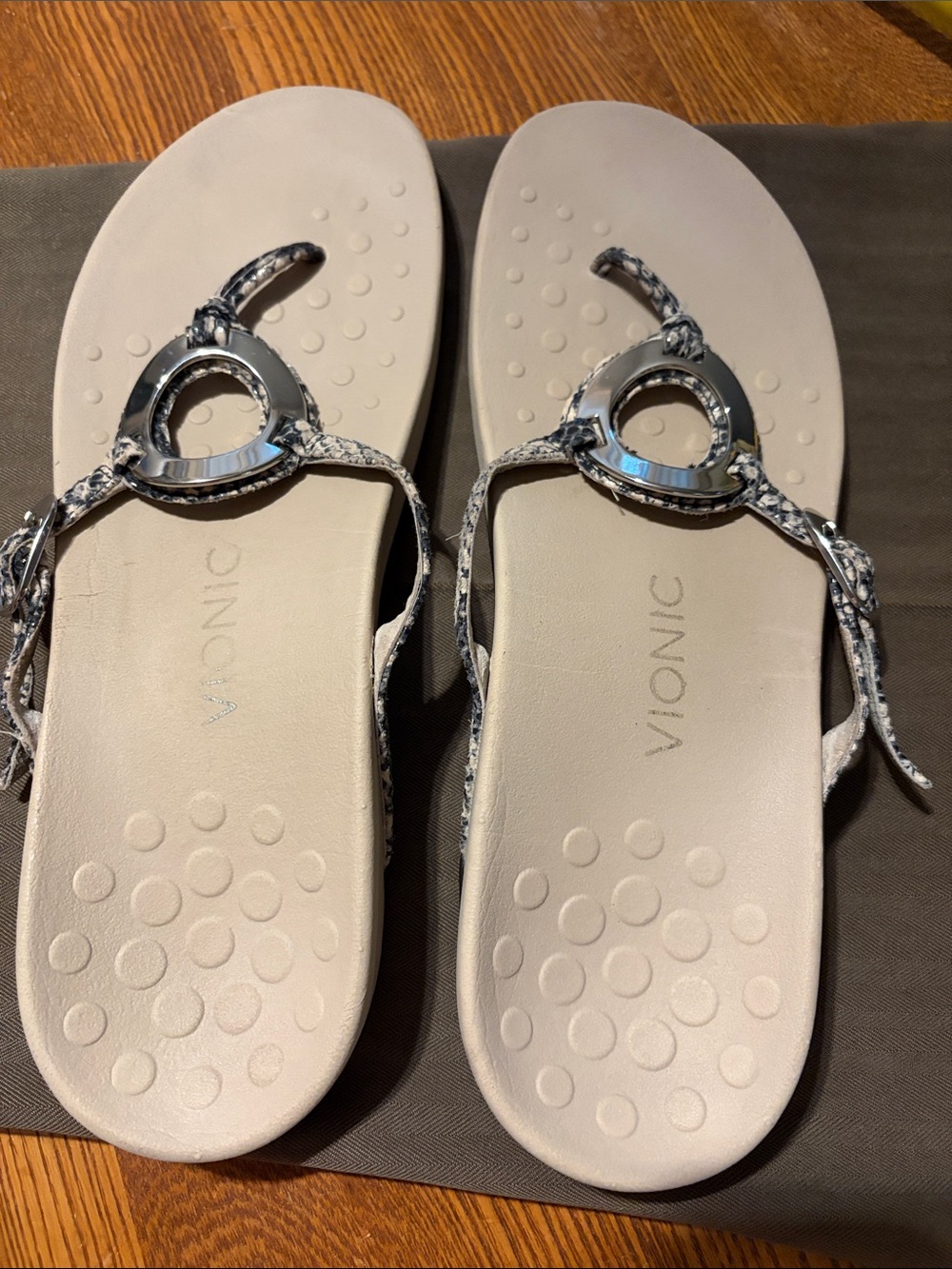 Vionic Women's Cream Sandals w/ Snake-Print Straps and Silver embellishment sz10